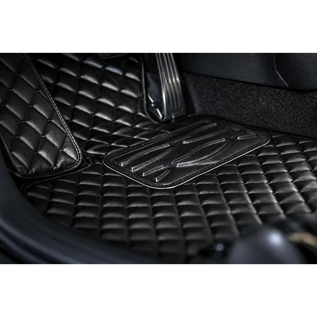 Eko odos kilimėliai QuiltyMats VOLKSWAGEN T5 CARAVELLE 2003-2015m. (I, II ir III eilės ir bag., prailginta 8v.) (Juoda / juodos siūlės)