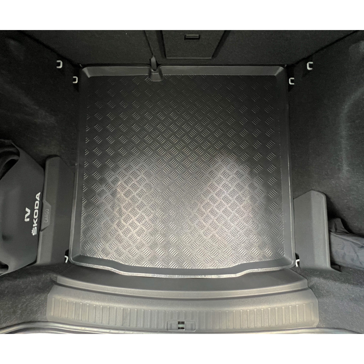 Plastikinis Bagažinės kilimėlis Skoda Enyaq Coupe nuo 2022m. (nereguliuojamos grindys) Plastikinis Bagažinės kilimėlis Skoda Enyaq Coupe nuo 2022m. (nereguliuojamos grindys)