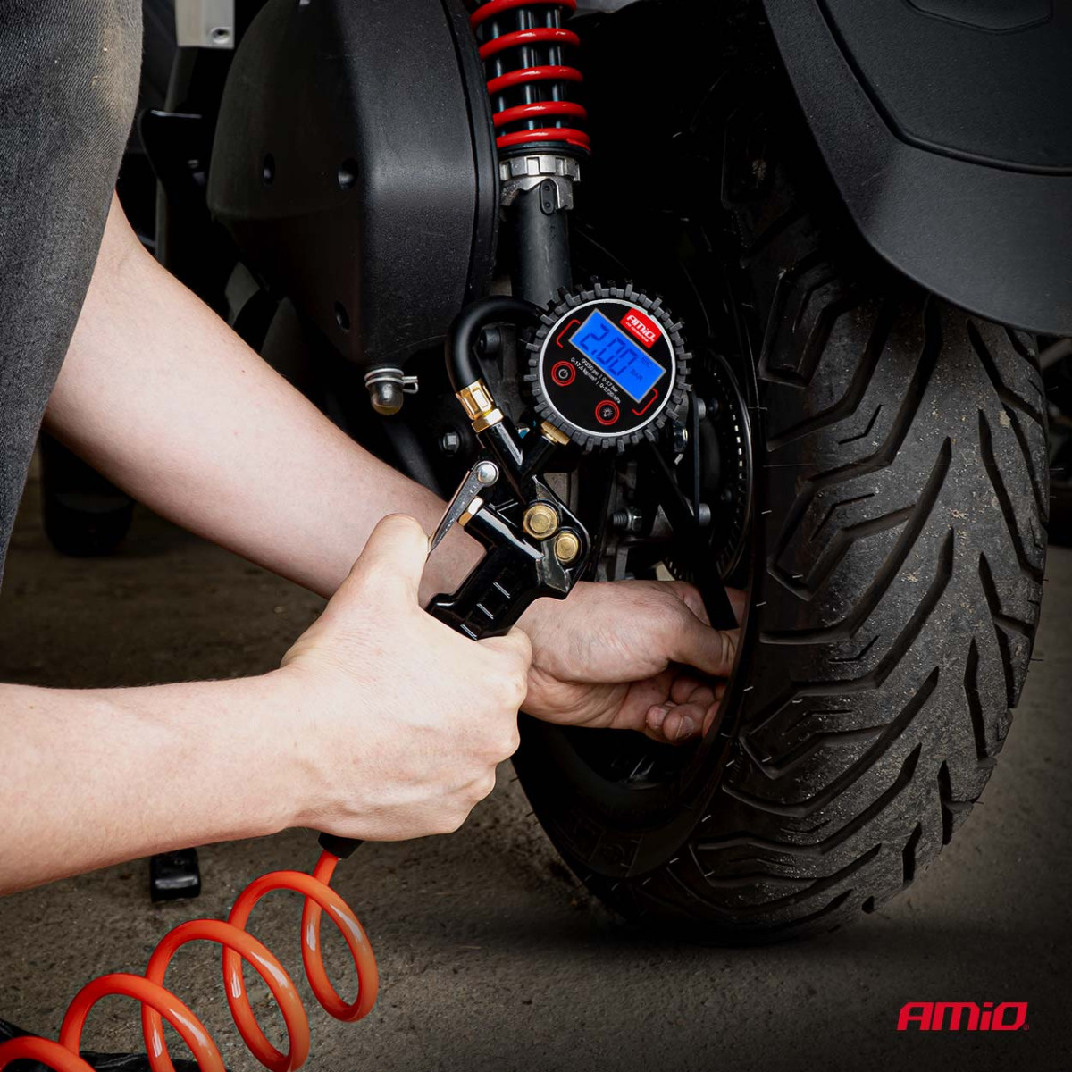 Pripūtimo pistoletas su skaitmeniniu manometru 17 bar AMIO-04466