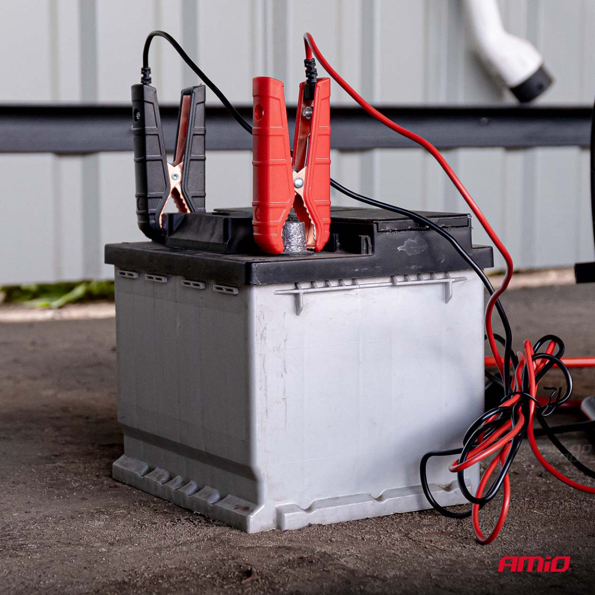 Akumuliatoriaus įkroviklis su užvedimo funkcija AGM/GEL/STD/LiFePo4 MAX 16A 12/24V PRO AMIO-04529