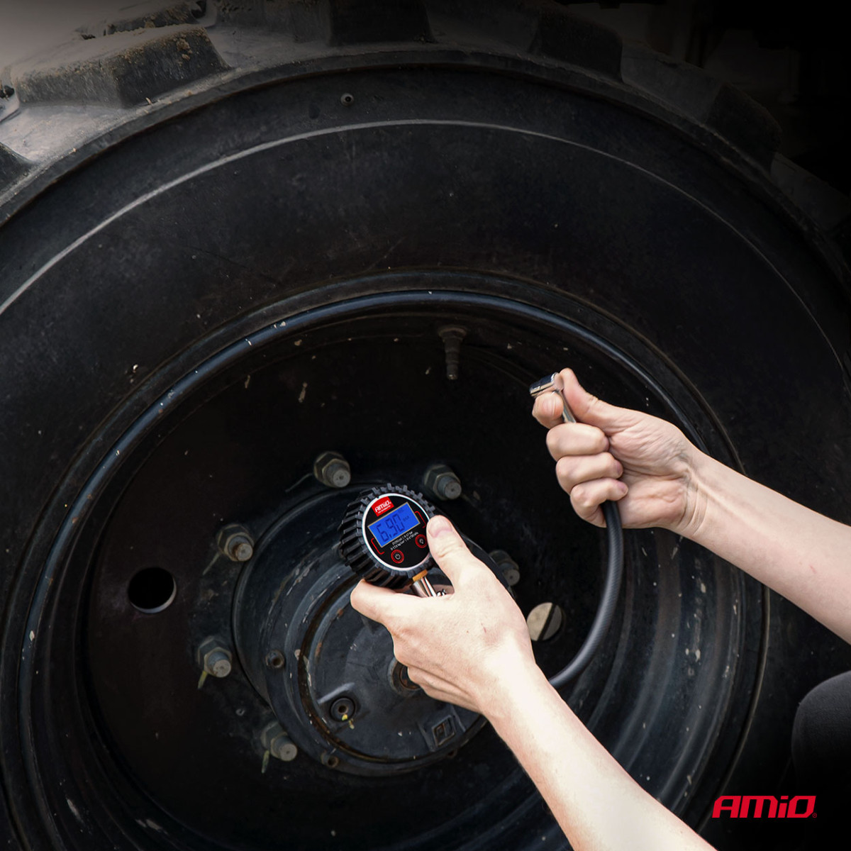 Skaitmeninis manometras su 30 cm žarna ir išleidimo vožtuvu 17 bar AMIO-04465