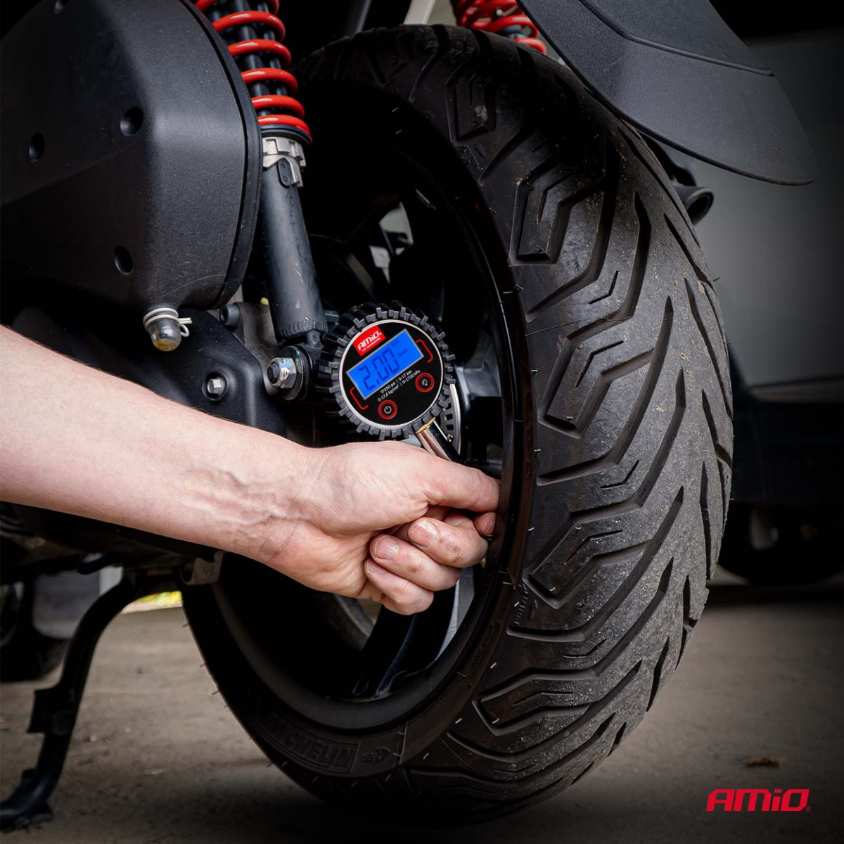 Skaitmeninis manometras su pasukama galvute ir išleidimo vožtuvu 17 bar AMIO-04464