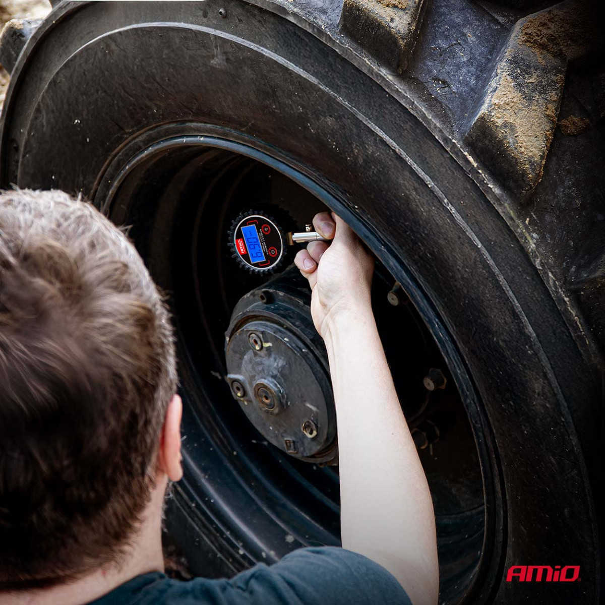 Skaitmeninis manometras su pasukama galvute ir išleidimo vožtuvu 17 bar AMIO-04464