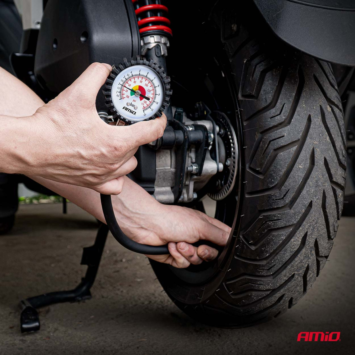 Mechaninis manometras su 30 cm žarna, 12 bar, AMIO-04468