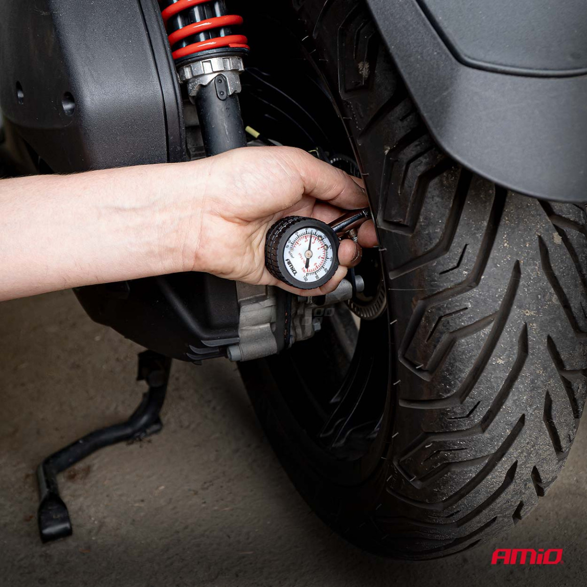 Mechaninis manometras su sukama galvute ir išleidimo vožtuvu 7 bar AMIO-04469