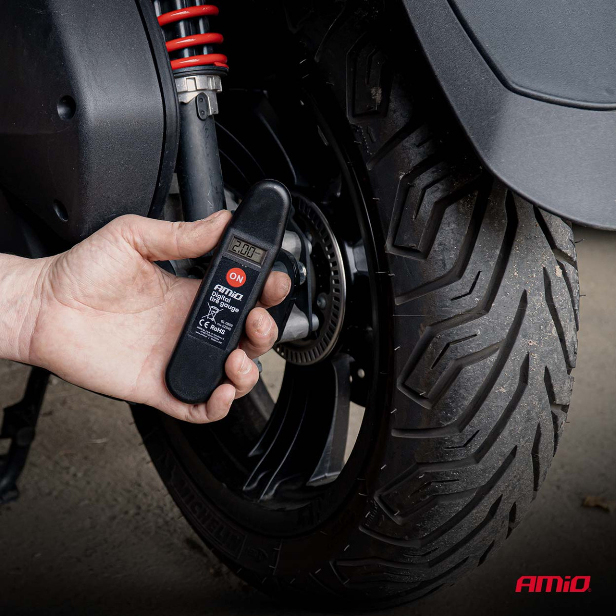 Skaitmeninis manometras 10 bar (3–150 PSI) AMIO-02940