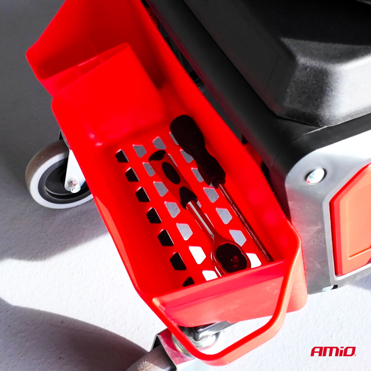 Dirbtuvių kėdė ant ratukų su įrankių laikymo dėže, 135 kg, AMIO-04268