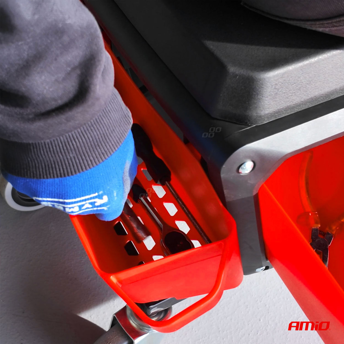 Dirbtuvių kėdė ant ratukų su įrankių laikymo dėže, 135 kg, AMIO-04268